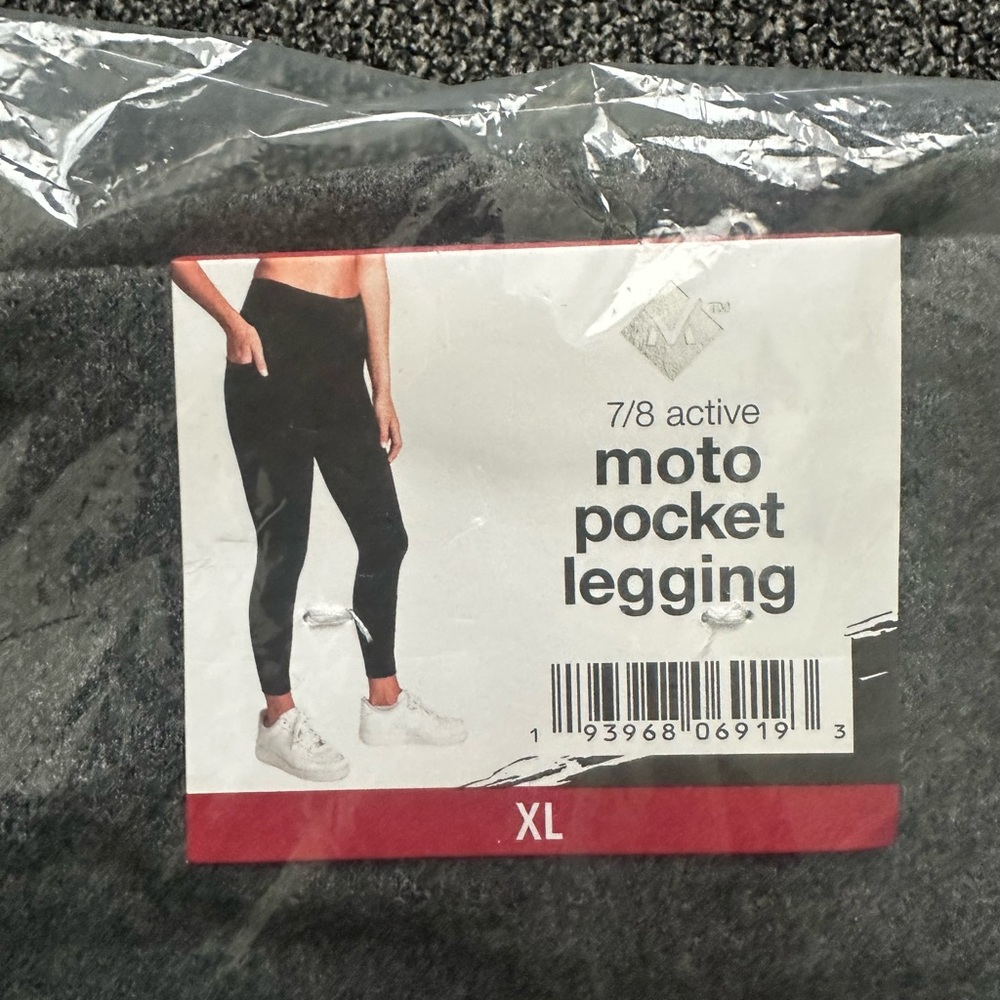 NWT Member’s Mark 7/8 Active moto pocket legging XL
Black Heather